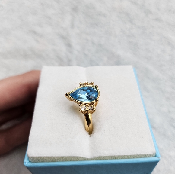 Avon Blue Topaz Teardrop Ring With Clear Rhinestones, Goldtone, Size 8, NWOT - Picture 6 of 10